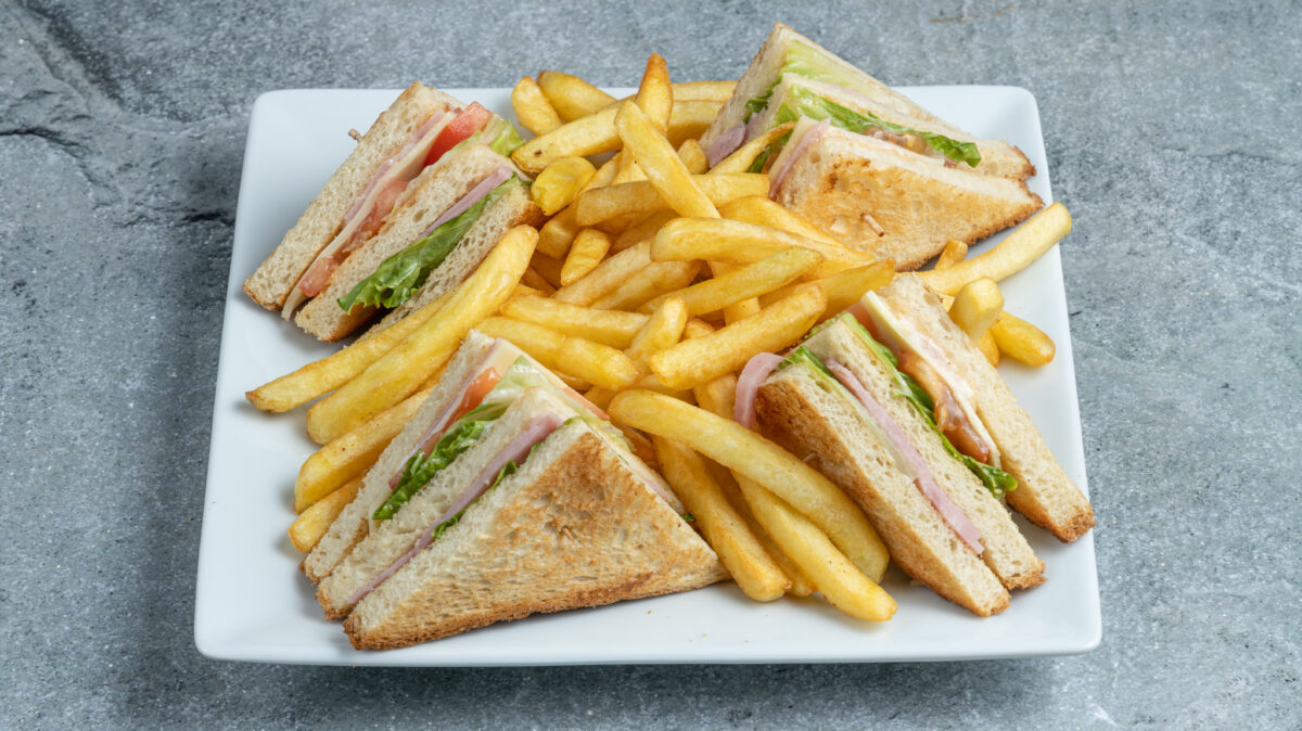 Κλαμπ Σάντουιτς με φρέσκιες τηγανιτές πατάτες