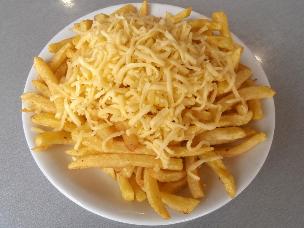 Φρέσκιες πατάτες τηγανιτές με τυρί γκούντα