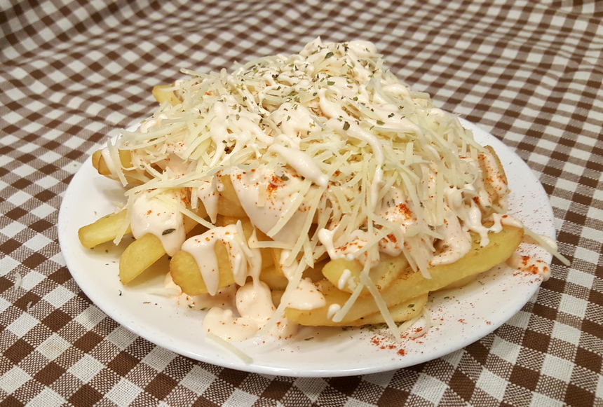 Φρέσκιες πατάτες τηγανιτές με τυρί γκούντα και σως